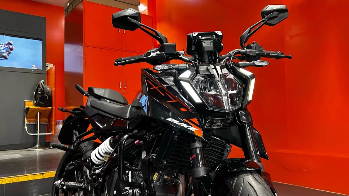 शोरूम के बाहर लगी लंबी लाइन…! KTM Duke 250 Electric हो गई लॉन्च, 0–60Km/h सिर्फ 2.9 सेकंड में, 170Km की लंबी रेंज के साथ